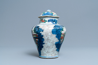 Un vase couvert en porcelaine de Chine wucai &agrave; d&eacute;cor d'immortels, Shunzhi