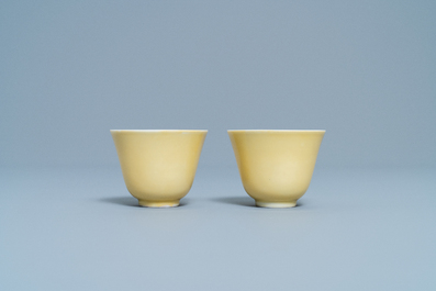 Une paire de tasses &agrave; vin en porcelaine de Chine jaune monochrome, marque et &eacute;poque de Kangxi