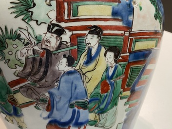 Un vase couvert en porcelaine de Chine wucai &agrave; d&eacute;cor d'immortels, Shunzhi