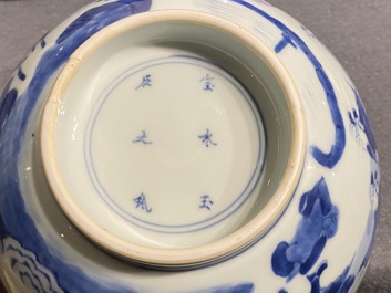 Un bol en porcelaine de Chine en bleu et blanc &agrave; d&eacute;cor d'immortels, Kangxi