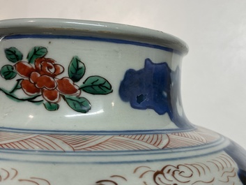 Un vase couvert en porcelaine de Chine wucai &agrave; d&eacute;cor d'immortels, Shunzhi