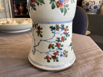 Un vase de forme 'gu' en porcelaine de Chine wucai, Shunzhi