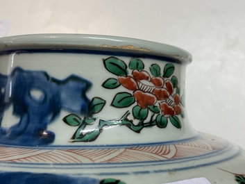 Un vase couvert en porcelaine de Chine wucai &agrave; d&eacute;cor d'immortels, Shunzhi