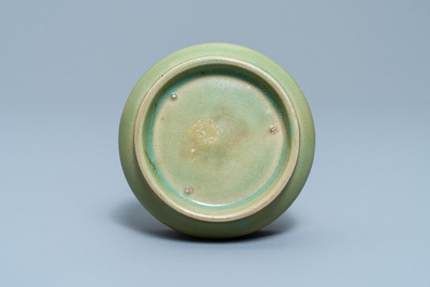 Een Chinese Longquan celadon penselenwasser, Yuan/Ming