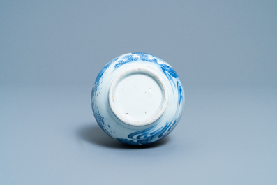 Un vase de forme double gourde en porcelaine de Chine en bleu et blanc, &eacute;poque Transition