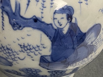 Un vase de forme double gourde en porcelaine de Chine en bleu et blanc, &eacute;poque Transition