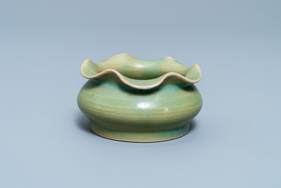 Een Chinese Longquan celadon penselenwasser, Yuan/Ming