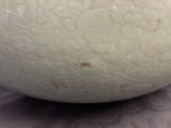 Een Chinese monochrome celadon driepotige wierookbrander met onderglazuur floraal decor, Kangxi