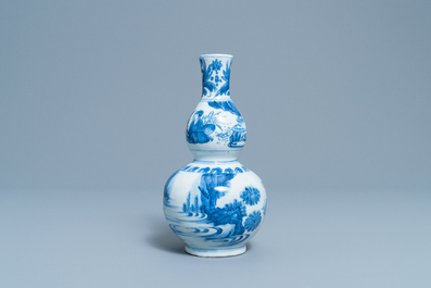 Een Chinese blauw-witte kalebasvaas met figuren in een landschap, Transitie periode