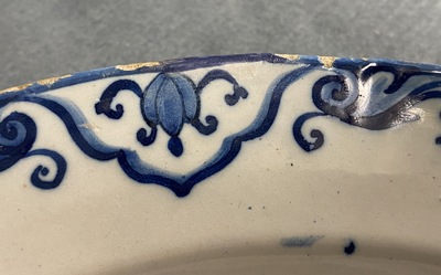 Un plat en fa&iuml;ence de Delft polychrome &agrave; d&eacute;cor d'un violoniste, 1er quart du 18&egrave;me