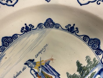 Un plat en fa&iuml;ence de Delft polychrome &agrave; d&eacute;cor d'un violoniste, 1er quart du 18&egrave;me