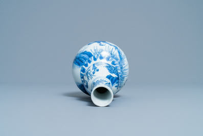 Un vase de forme double gourde en porcelaine de Chine en bleu et blanc, &eacute;poque Transition