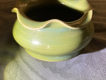 Een Chinese Longquan celadon penselenwasser, Yuan/Ming