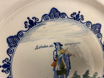 Un plat en fa&iuml;ence de Delft polychrome &agrave; d&eacute;cor d'un violoniste, 1er quart du 18&egrave;me