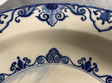 Un plat en fa&iuml;ence de Delft polychrome &agrave; d&eacute;cor d'un violoniste, 1er quart du 18&egrave;me