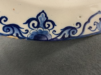 Un plat en fa&iuml;ence de Delft polychrome &agrave; d&eacute;cor d'un violoniste, 1er quart du 18&egrave;me