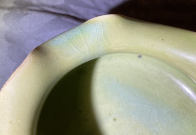 Een Chinese Longquan celadon penselenwasser, Yuan/Ming