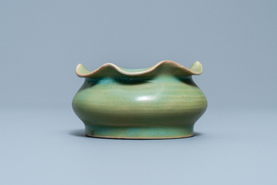 Een Chinese Longquan celadon penselenwasser, Yuan/Ming