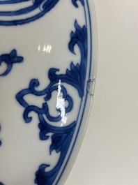 Un bol en porcelaine de Chine en bleu et blanc &agrave; d&eacute;cor de dragons et ph&eacute;nix, marque de Chenghua, Kangxi