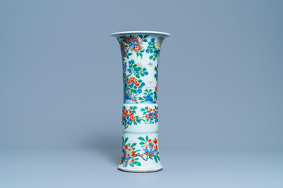 Un vase de forme 'gu' en porcelaine de Chine wucai, Shunzhi