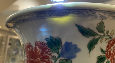 Un vase de forme 'gu' en porcelaine de Chine wucai, Shunzhi