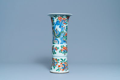 Un vase de forme 'gu' en porcelaine de Chine wucai, Shunzhi