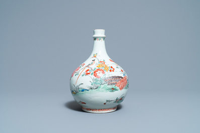 A Dutch-decorated Kakiemon-style Japanese Arita apothecary flask, Edo, 17/18th C.