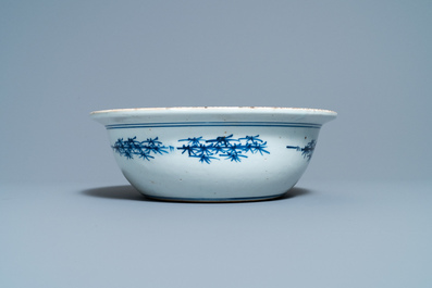 Un bassin en porcelaine de Chine en bleu et blanc &agrave; d&eacute;cor d'un tigre, Jiaqing