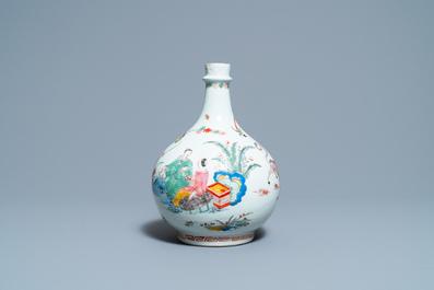 A Dutch-decorated Kakiemon-style Japanese Arita apothecary flask, Edo, 17/18th C.