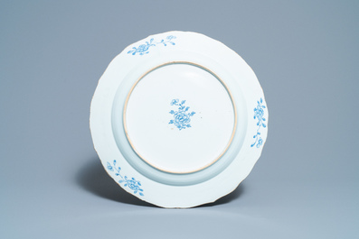 Een grote Chinese blauw-witte 'Xi Xiang Ji' schotel, Qianlong