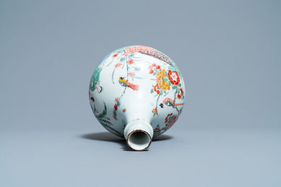 A Dutch-decorated Kakiemon-style Japanese Arita apothecary flask, Edo, 17/18th C.