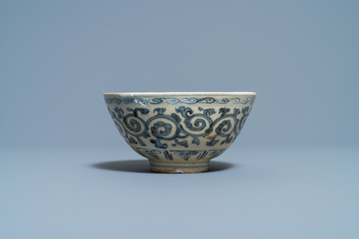 Quatre pi&egrave;ces en gr&egrave;s porcelaineux d'Annam ou Vietnam et un petit pot chinois en bleu et blanc, 15/16&egrave;me