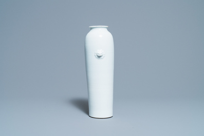 Un vase en porcelaine blanc de Chine de Dehua, Kangxi