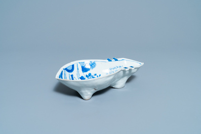 Een Chinese blauw-witte ko-sometsuke schotel voor de Japanse markt in de vorm van een luit, Tianqi