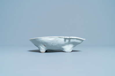 Une coupe en forme de luth en porcelaine de Chine en bleu et blanc de type ko-sometsuke pour le march&eacute; japonais, &eacute;poque Transition