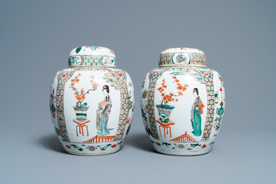 Une paire de pots couverts en porcelaine de Chine famille verte, Kangxi