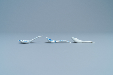 Forty Chinese blue and white spoons, 19/20th C.