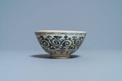 Quatre pi&egrave;ces en gr&egrave;s porcelaineux d'Annam ou Vietnam et un petit pot chinois en bleu et blanc, 15/16&egrave;me