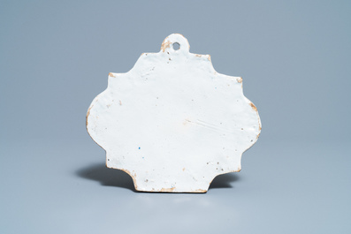 Een blauw-witte Delftse chinoiserie plaquette, 18e eeuw