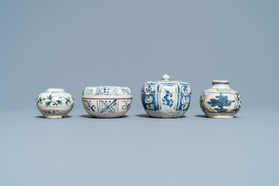 Quatre pi&egrave;ces en gr&egrave;s porcelaineux d'Annam ou Vietnam et un petit pot chinois en bleu et blanc, 15/16&egrave;me