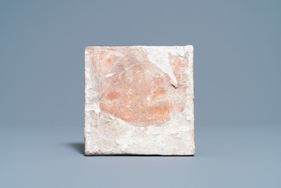 Un carreau en fa&iuml;ence polychrome de Delft &agrave; d&eacute;cor d'un perroquet, 17&egrave;me