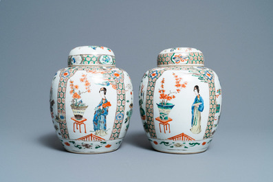 Une paire de pots couverts en porcelaine de Chine famille verte, Kangxi