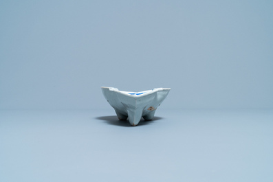 Une coupe en forme de luth en porcelaine de Chine en bleu et blanc de type ko-sometsuke pour le march&eacute; japonais, &eacute;poque Transition