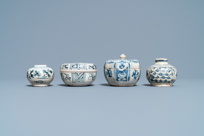 Quatre pi&egrave;ces en gr&egrave;s porcelaineux d'Annam ou Vietnam et un petit pot chinois en bleu et blanc, 15/16&egrave;me