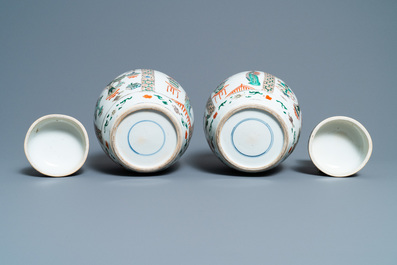 Une paire de pots couverts en porcelaine de Chine famille verte, Kangxi