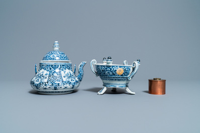 Une tr&egrave;s rare th&eacute;i&egrave;re sur r&eacute;chaud en porcelaine Arita en bleu et blanc dans le style de Delft, Japon, Edo, ca. 1750