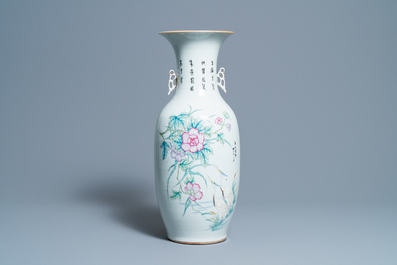 Un vase en porcelaine de Chine famille rose &agrave; d&eacute;cor figuratif et floral, 19/20&egrave;me