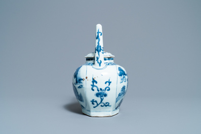 Une grande verseuse &agrave; vin couverte en porcelaine de Chine en bleu et blanc, &eacute;poque Transition