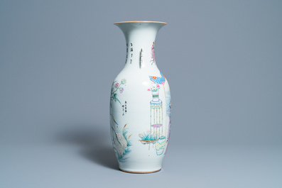 Un vase en porcelaine de Chine famille rose &agrave; d&eacute;cor figuratif et floral, 19/20&egrave;me