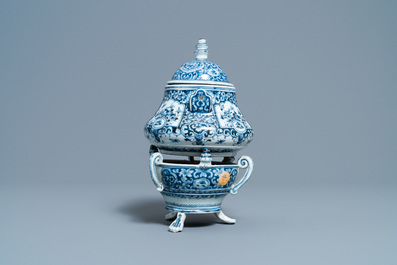 Une tr&egrave;s rare th&eacute;i&egrave;re sur r&eacute;chaud en porcelaine Arita en bleu et blanc dans le style de Delft, Japon, Edo, ca. 1750